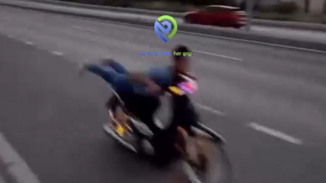 Bursa'da trafik magandası motosikleti yatarak sürdü