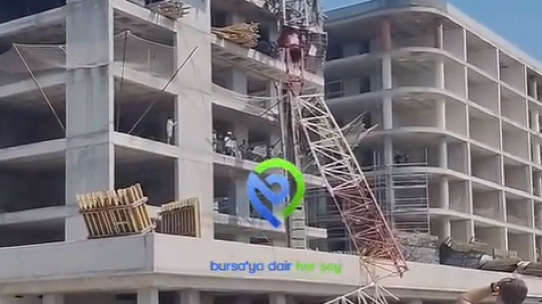 Bursa'da inşaat vinci devrildi: Lüks araç hurdaya döndü... Yaralılar var!
