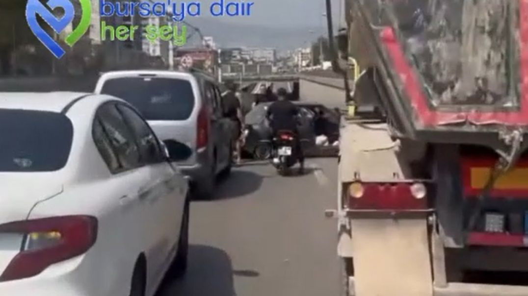 Bursa'da kazanın ardından trafik durdu... Otomobilde maddi hasar oluştu