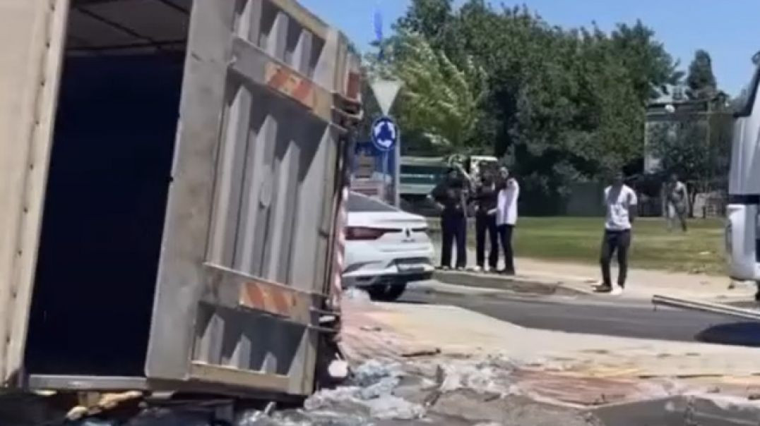 Bursa'da su yüklü kamyon yan yattı: Sürücü yaralandı!