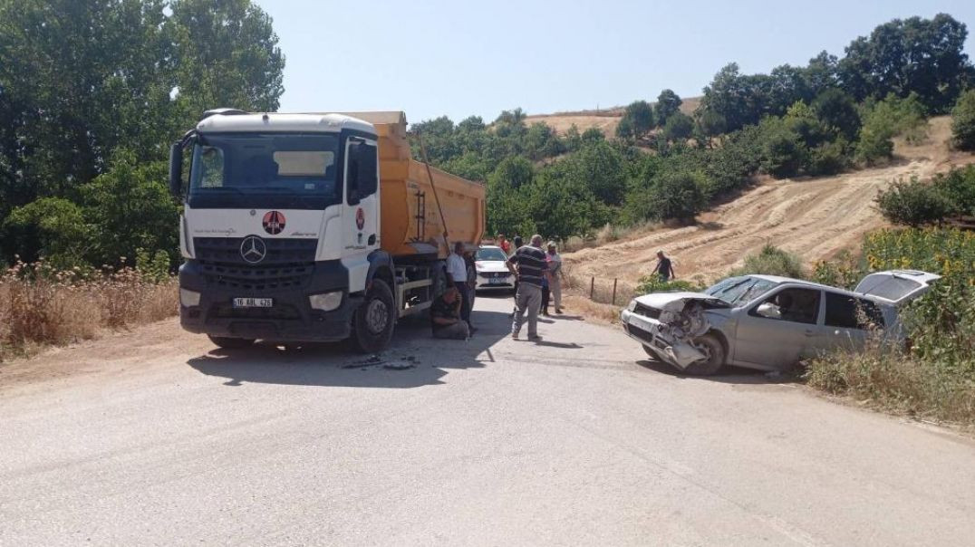 Bursa'da otomobil ile hafriyat kamyonu kafa kafaya çarpıştı: 2 yaralı!