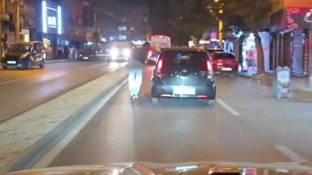 Bursa'da scooterlı genç otomobile tutunarak ilerledi