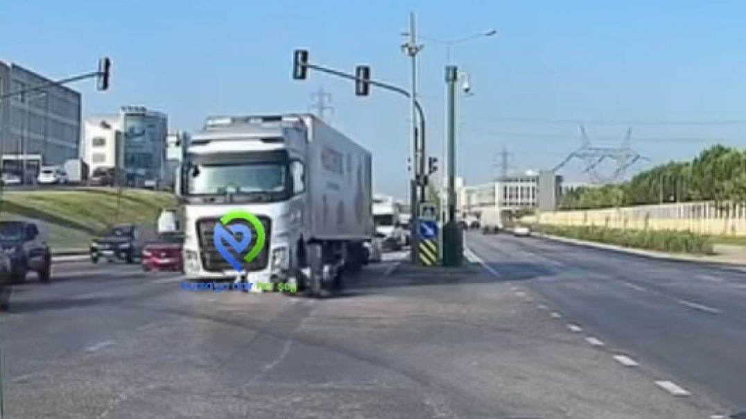 Bursa'da kör noktada duran motosikletli tırın altında ezilmekten son anda kurtuldu!