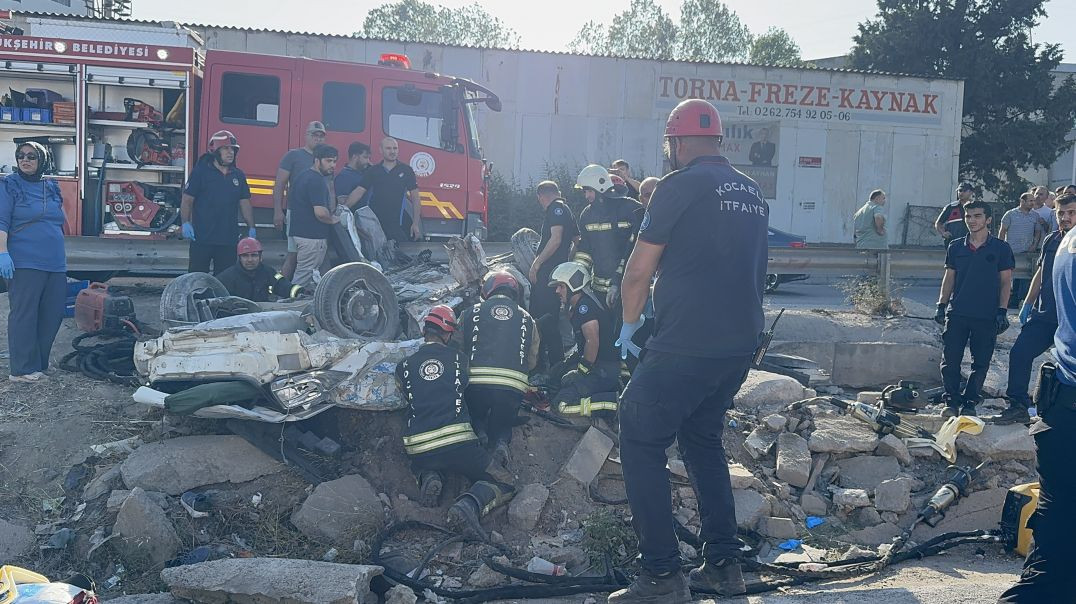 Kocaeli'de tırın dorsesinin üzerine düştüğü otomobil hurdaya döndü: 5 ölü, 1 yaralı!