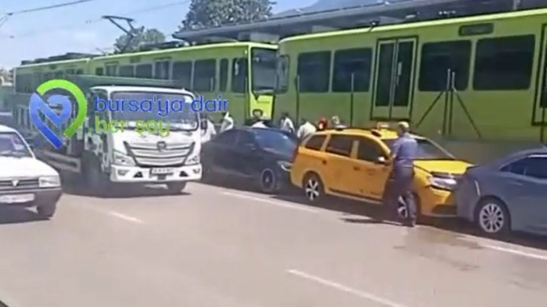Bursa'da zincirleme kazada 5 araç birbirine girdi