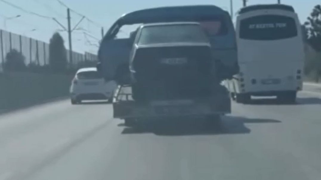 Bursa'da çekiciden ilginç taşıma yöntemi: İki aracı böyle taşıdı!