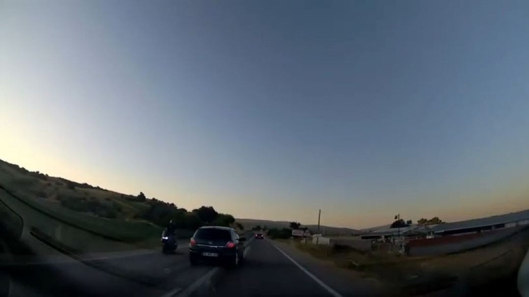 Bursa'da hatalı sollama yapan otomobil, motosikleti ezmekten son anda kurtuldu