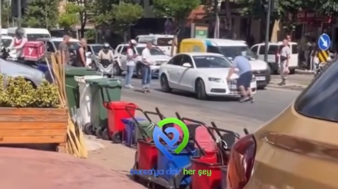 Bursa'da motosikletli şahıs otomobilin önünü kesip ayna ve silecekleri kırdı