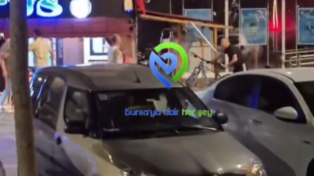 Bursa'da bıçaklı kavgada panik dolu anlar kamerada!