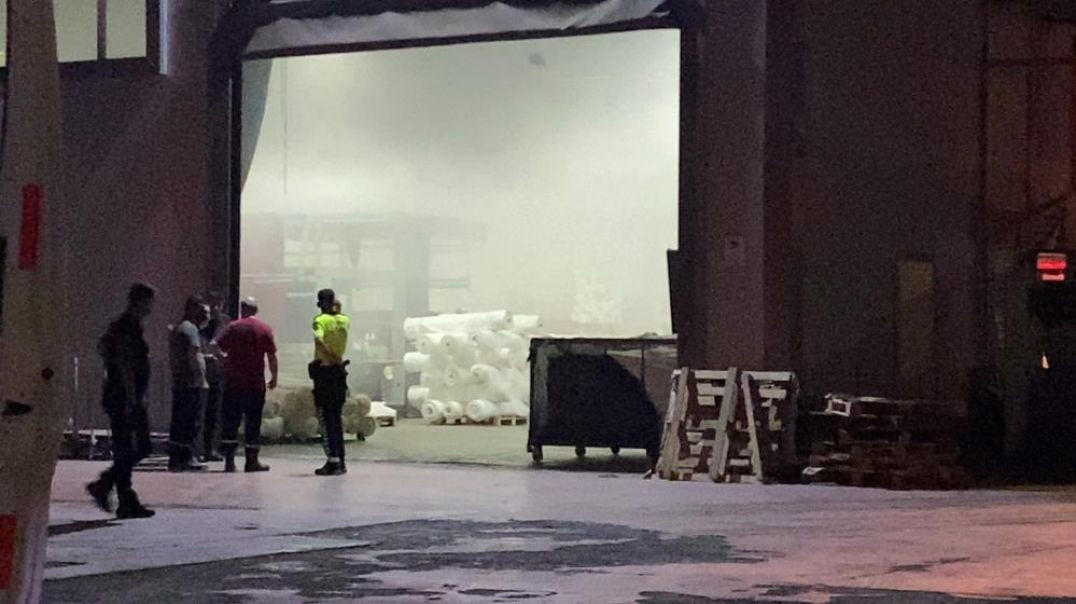 İnegöl’de tekstil fabrikasında gece yarısı yangınında kimyasal sızıntı paniği!