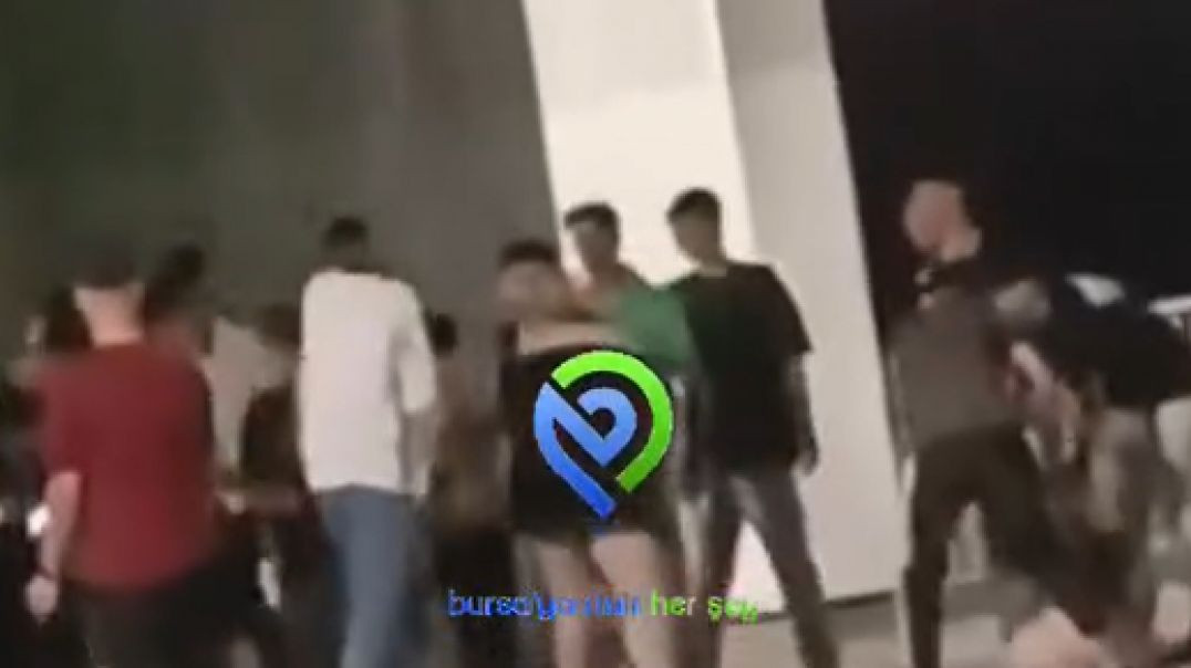 Bursa'da yabancı uyruklu 14 yaşındaki kız 4 kişiyi bıçakladı: O anlar kamerada! - 2