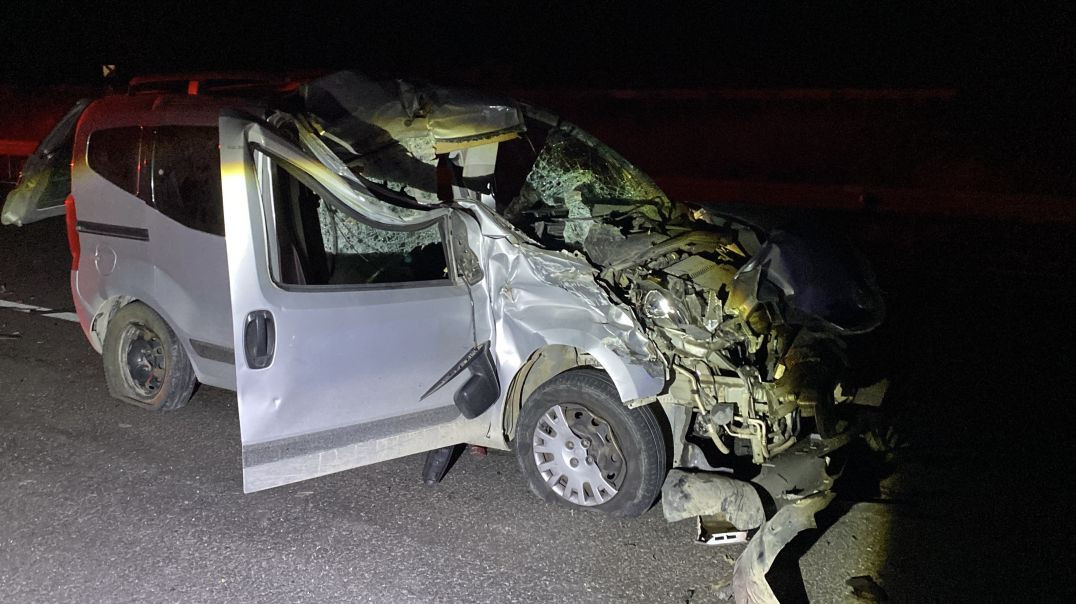 Bursa'da tomruk yüklü tıra çarpan araç kağıt gibi ezildi: 1 ağır yaralı!