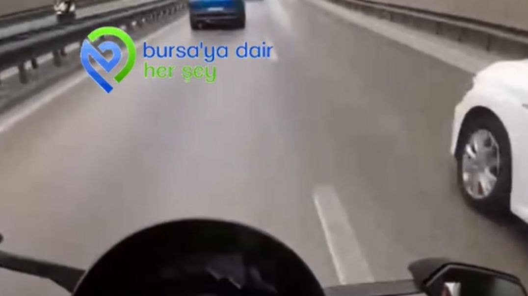 Bursa'da motosikletin şerit değiştiren otomobile çarptığı anlar kask kamerasında!
