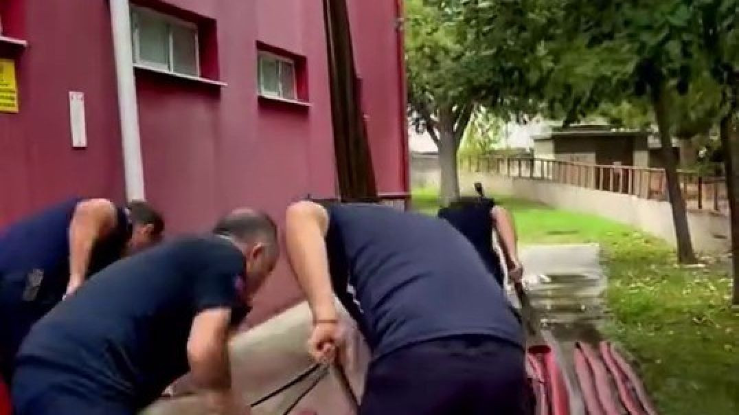 Bursa’da itfaiyecilerden örnek davranış: Yangın sonrası malzeme temizliği takdir topladı