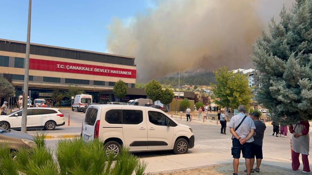 Çanakkale'de orman yangını: Boğaz trafiği ve havalimanı kapatıldı, hastane tahliye edildi