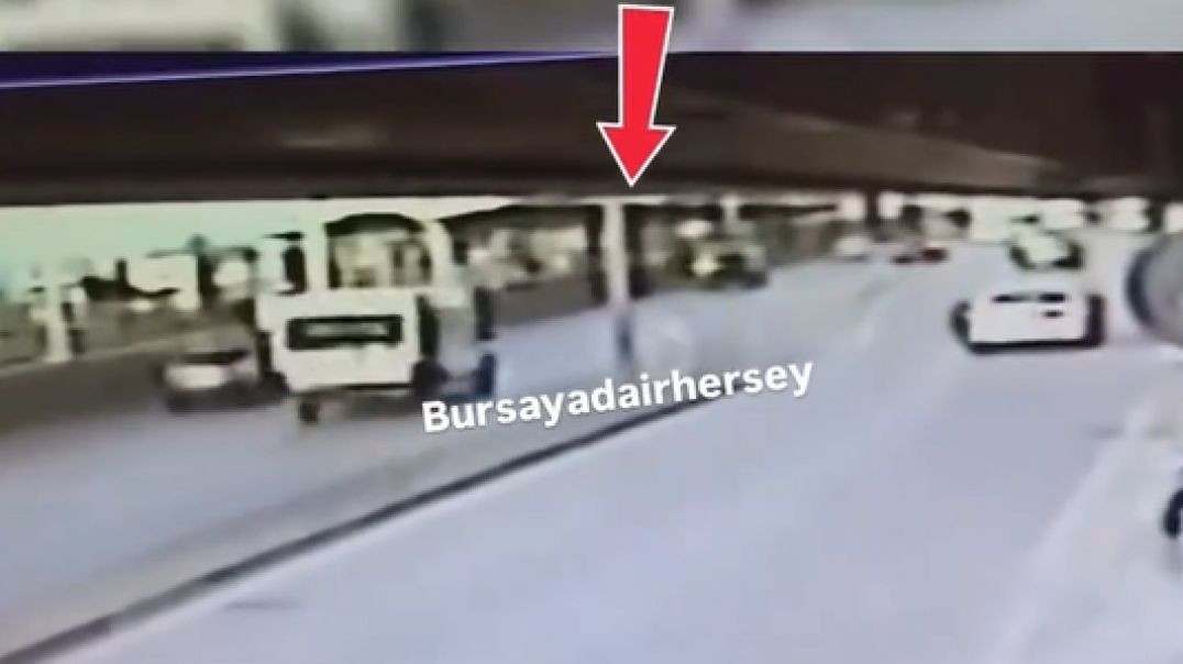 Bursa'da otizmli çocuğa çarpmamak için direksiyonu kırdı...Beton mikseriyle çarpıştı