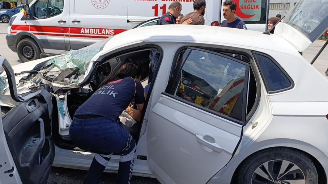 Bursa'da otomobil benzinlikteki tıra çarptı: Sürücü ağır yaralandı
