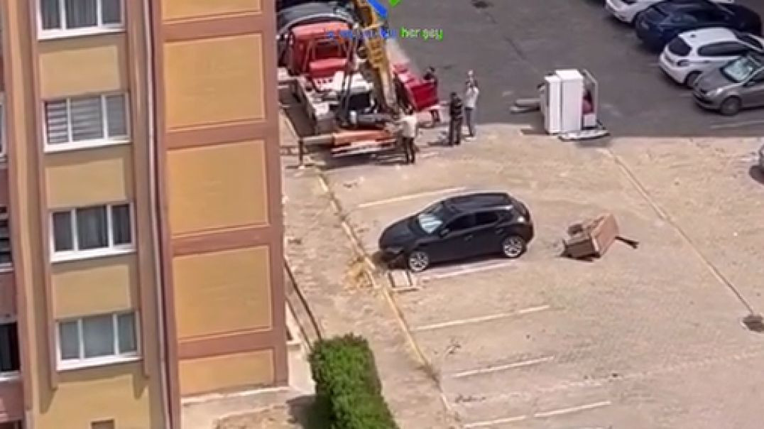 Bursa'da ev taşırken 7.kattan aracın üzerine  düşen koltuğu umursamadan devam ettiler