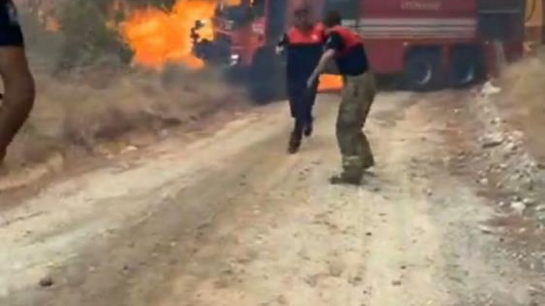 Çanakkale'de itfaiye aracı alevlerin ortasında kaldı