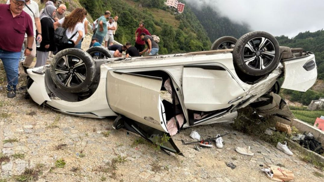 Giresun'da fren yerine gaza basınca 3 metreden aşağıya uçtu: 4 yaralı!
