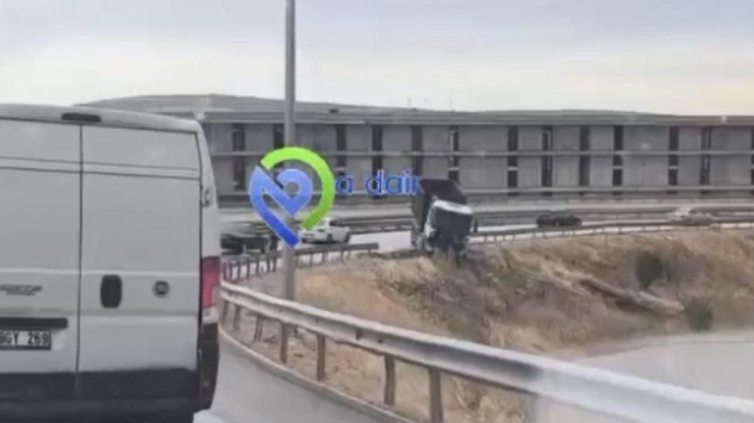 Bursa'da yağışta kontrolden çıkan kamyon yol kenarında asılı kaldı