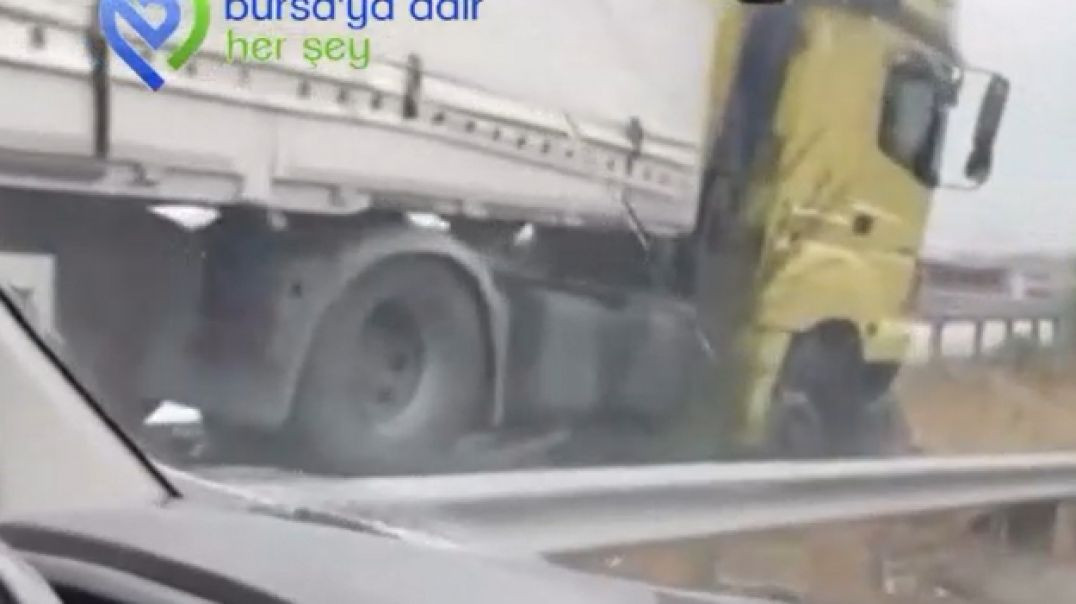 Bursa'da bariyerleri aşan tır direğe çarptı
