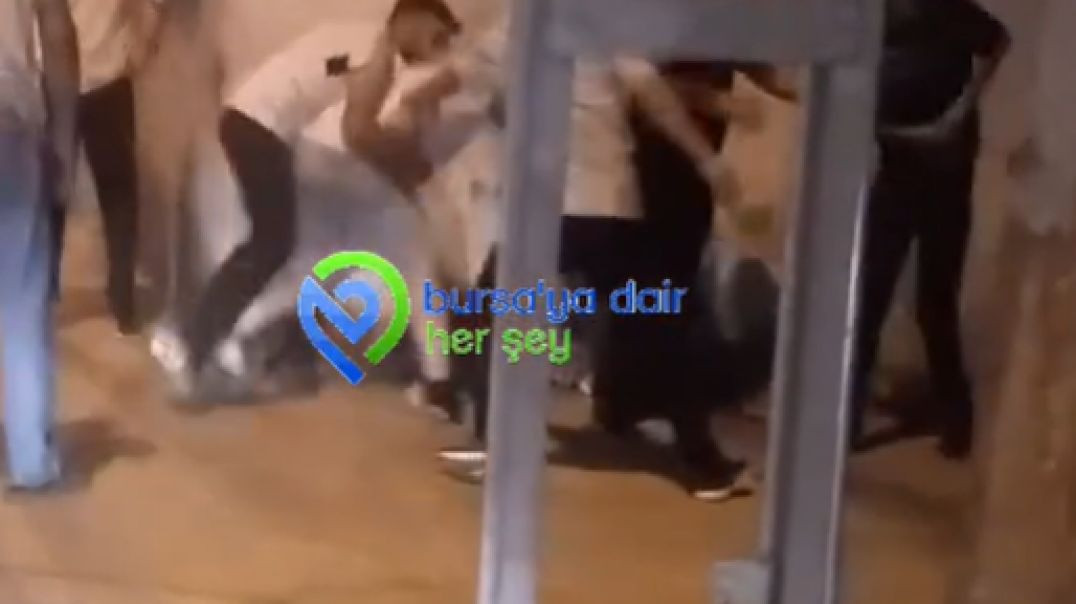 Bursa'da yumruklu kavgada silahlar konuştu: Panik anları kamerada!